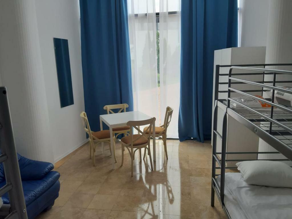 Hotel Andy Km 36 บูคาเรสต์ ภายนอก รูปภาพ